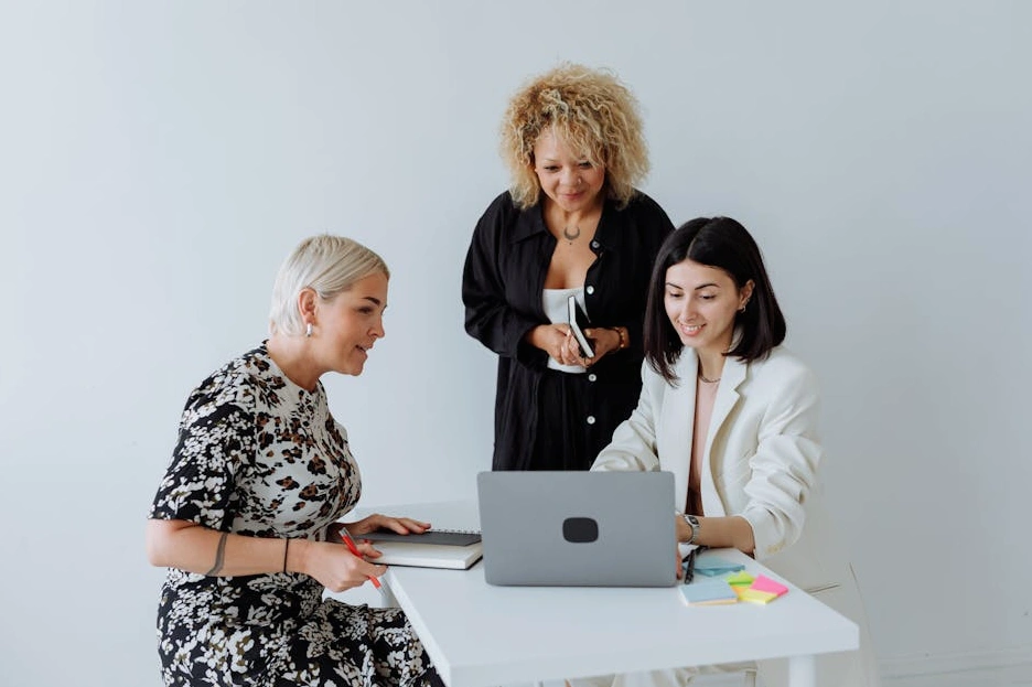 Různorodý tým spolupracující v moderní kanceláři.